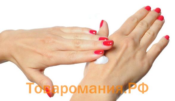 Нанесение крема от болезней кожи на руках