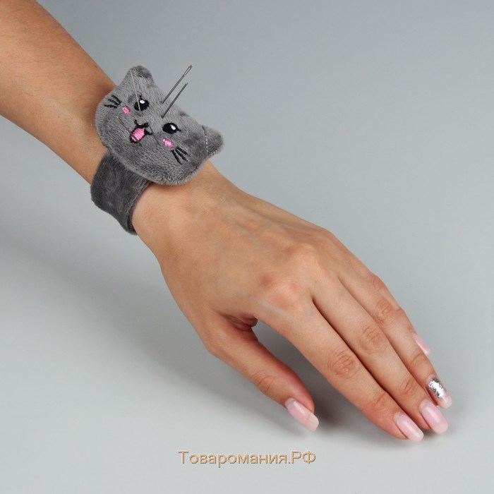 Игольница на браслете «Кошка», 23 × 6,5 см, цвет серый МИКС