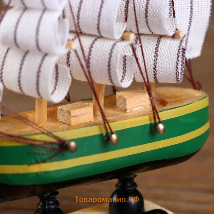 Корабль сувенирный малый «Аркхем», борта зелёные с жёлтой полосой, паруса белые, 3×10×10 см