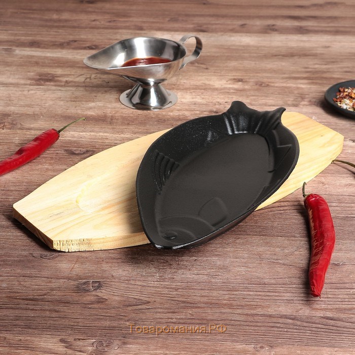 Сковорода чугунная на деревянной подставке «Рыбка», 30×13×3 см, цвет чёрный