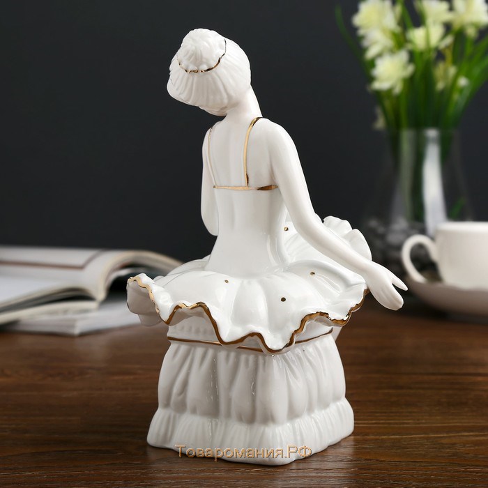 Сувенир керамика "Маленькая балерина на пуфике" белая с золотом 18,5х12х12 см