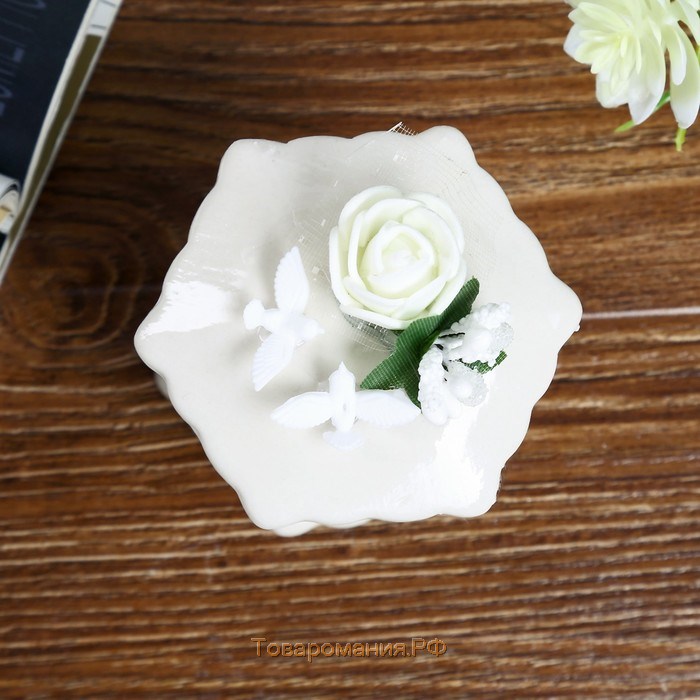 Шкатулка керамика "Белая роза с голубками"  7х6х6 см