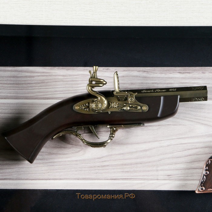Изделие сувенирное в раме: 2 мушкета, револьвер, 98х47 см