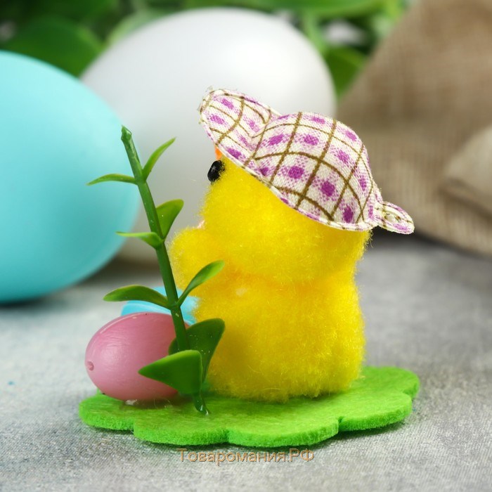 Сувенир пасхальный "Цыплёнок в шляпке на лужайке с крашенными яичками"