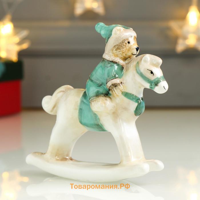 Сувенир керамика "Медвежонок в зелёном наряде на лошадке-качалке" 11,5х3х10,6 см