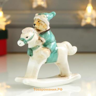 Сувенир керамика "Медвежонок в зелёном наряде на лошадке-качалке" 11,5х3х10,6 см